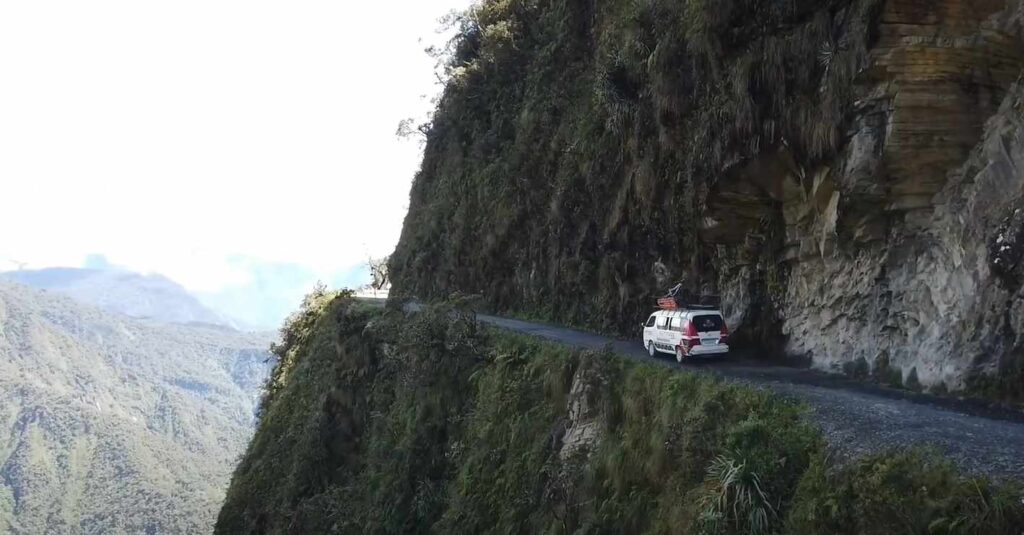 Auto na úzkej ceste v Bolívií cesta smrti