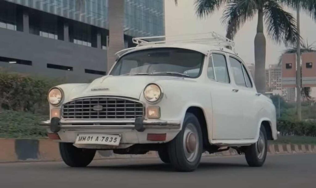 Biely automobil Hindustan Ambassador