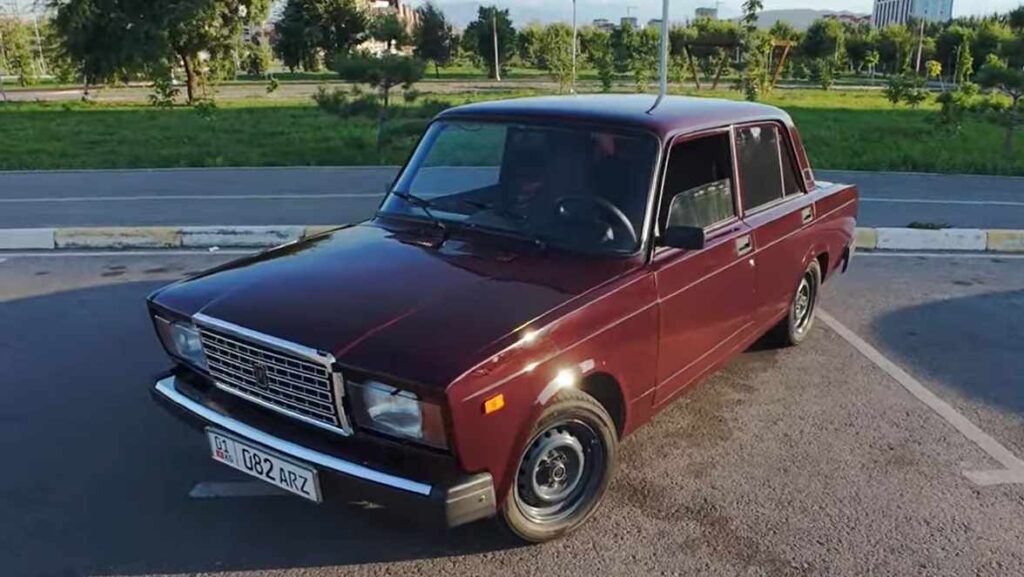 Bordová Lada 2107 pohľad z boku