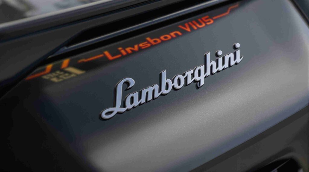 Detail názvu Lamborghini