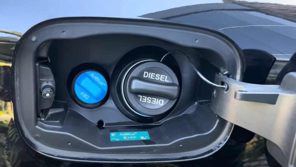 Otvor na tankovanie Diesel a AdBlue