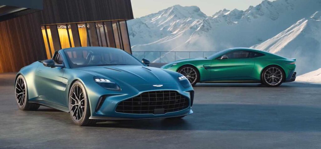 zelený a modrý Aston Martin Vantage v horách