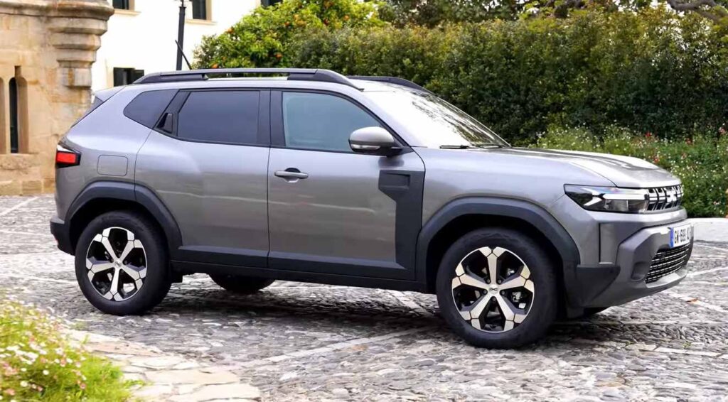 Sivá Dacia Duster pred domom