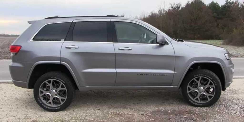 Strieborný Grand Cherokee 