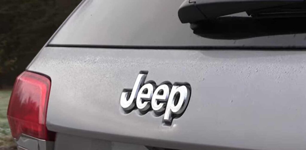 Nápis na zadných dverách Jeep