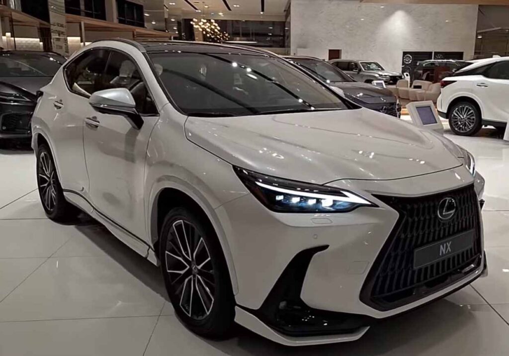 Biely Lexus NX na predajni