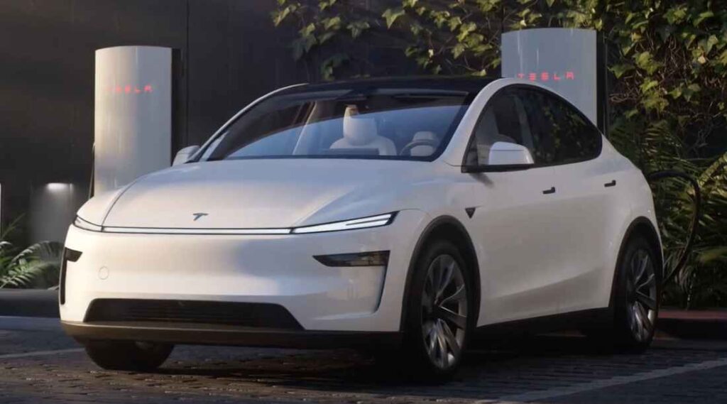 Nová biela Tesla Juniper 2026 predná strana