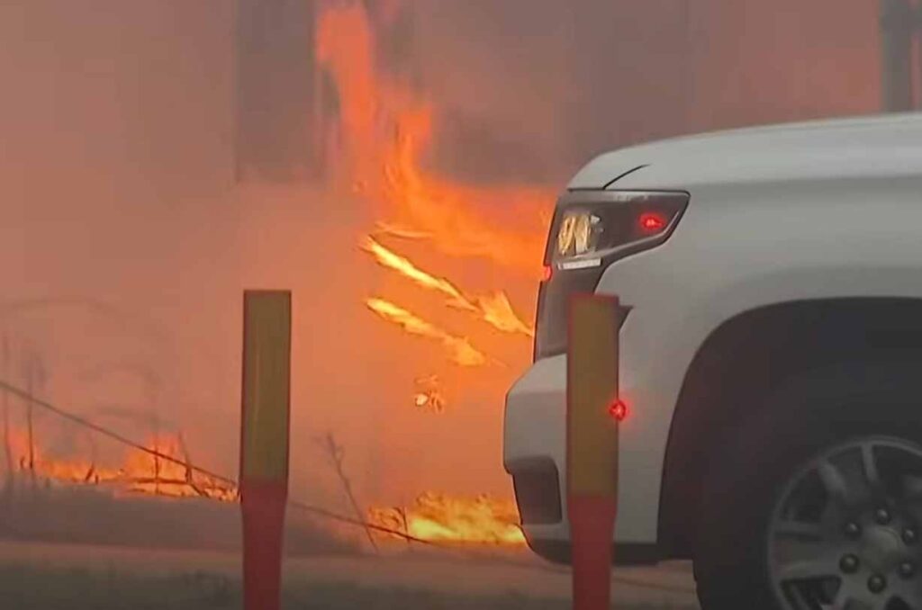 Plamene a auto v Los Angeles