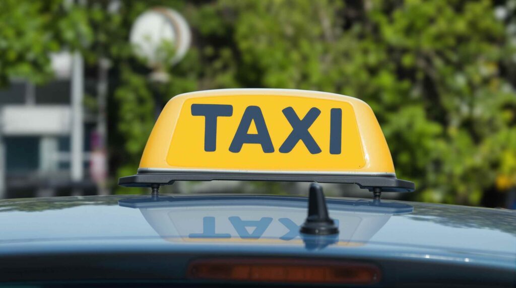 Nápis taxi na streche auta