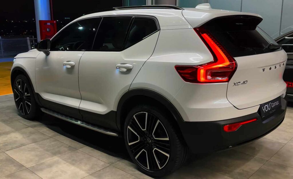 biele Volvo XC40 zboku