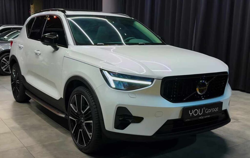 biele Volvo XC40 spredu