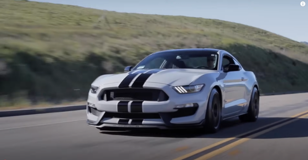 Nový Shelby GT350 2025 spája klasický americký muscle car dizajn s najmodernejšími technológiami súčasnosti