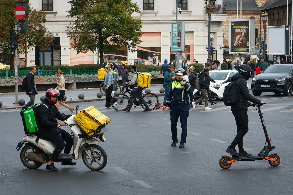 kurier a policia na križovatke