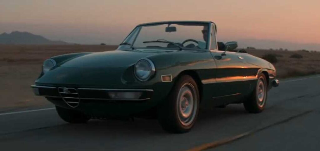 Zelené Alfa Romeo Spider na ceste