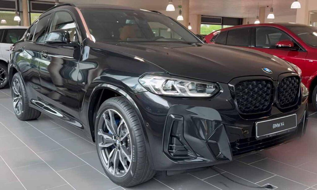 čierne BMW X4 spredu