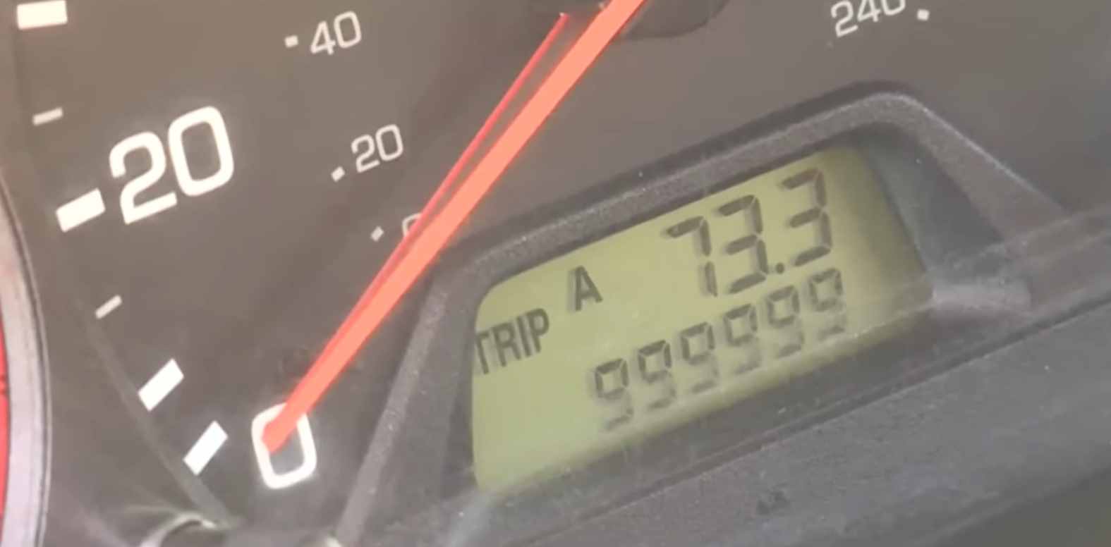 Tachometer na ktorom je 999 999 kilometrov