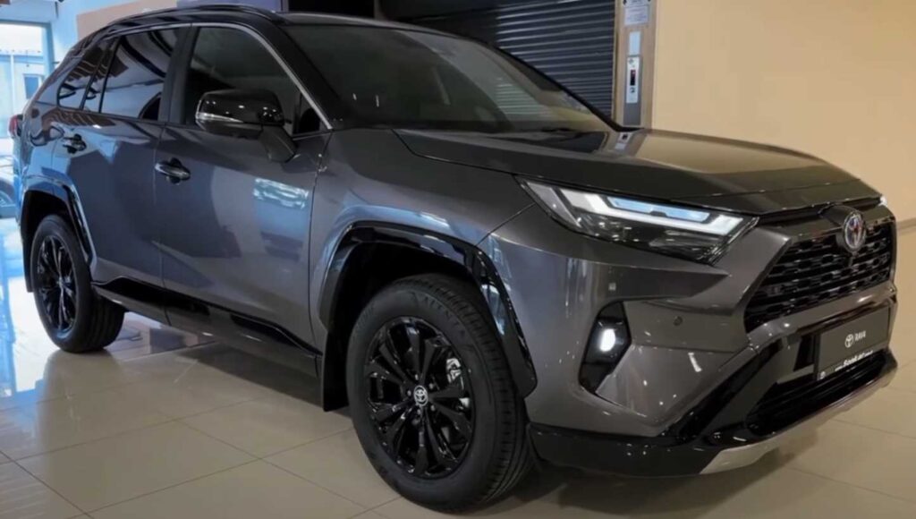 Nová Toyota RAV4 sivá pohľad zboku