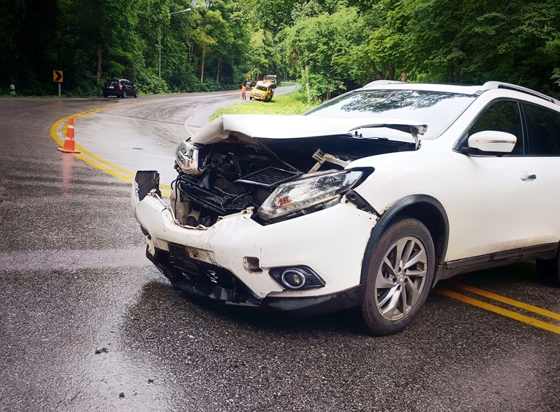 rozbité auto po šmyku v zákrute