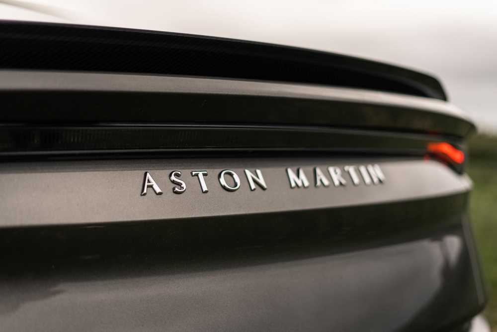 Aston Martin názov na aute