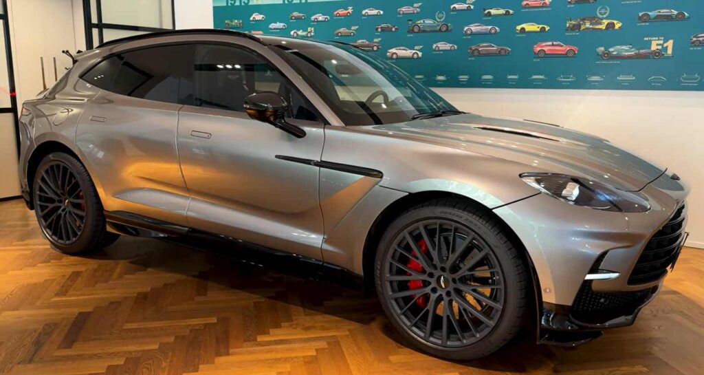 Strieborný Aston Martin DBX 707 zboku