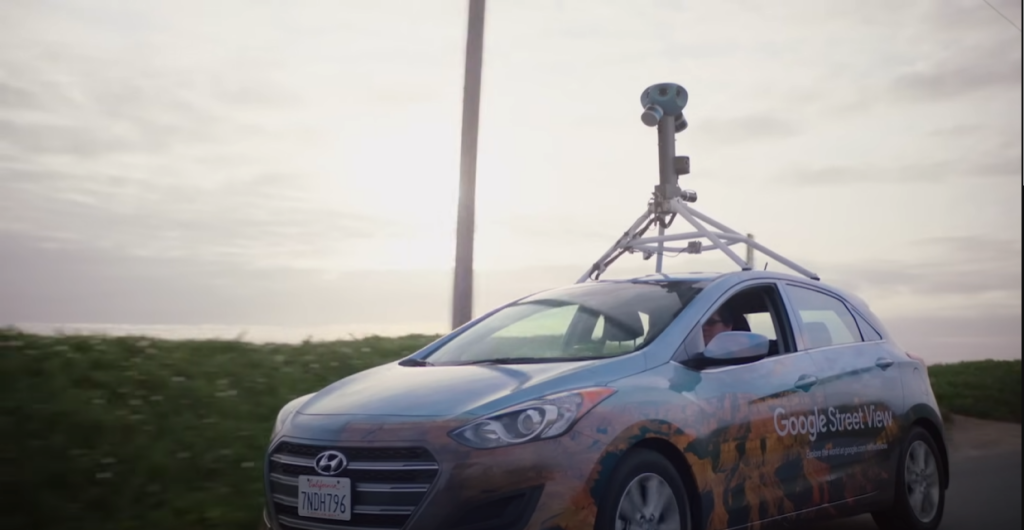 Charakteristické auto Google Street View s kamerovým systémom na streche zachytáva 360-stupňové zábery, ktoré neskôr využívame pri virtuálnych prehliadkach miest.