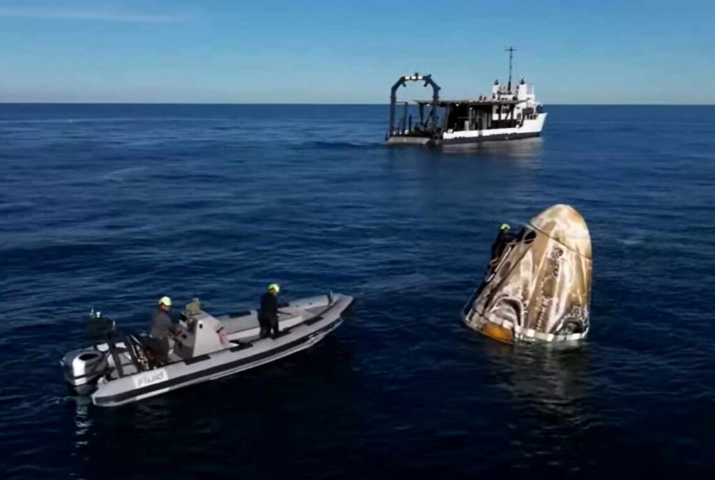 návrat kapsule Dragon od SpaceX v zálive