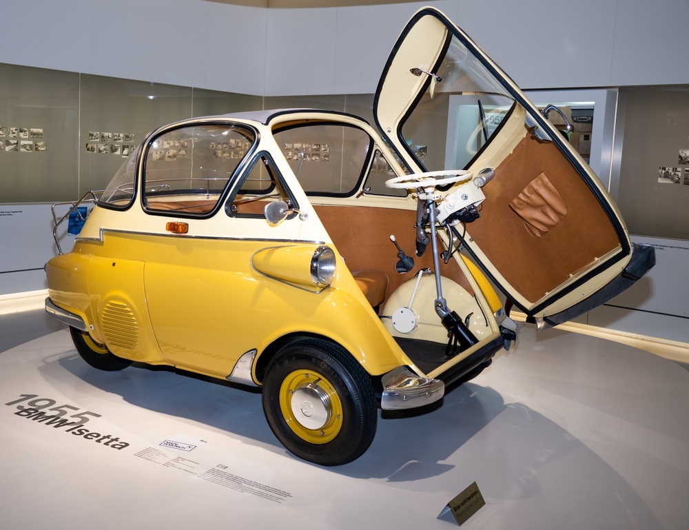 Bmw,Isetta. s otvorenými dverami, v predu